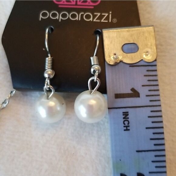 Paparazzi Set Faux Pearls necklace & earrings - Picture 6 of 7